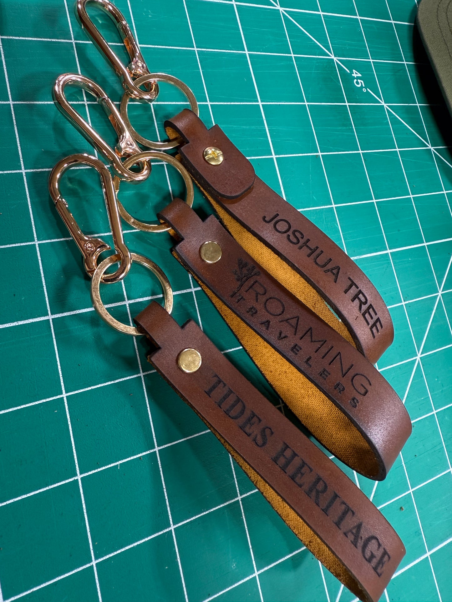 TIDES HERITAGE LEATHER WRISTLET KEYCHAIN